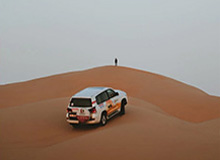 乐鱼苹果-塔图姆儿子Deuce认真给女球迷签名：不好意思 字写得难看